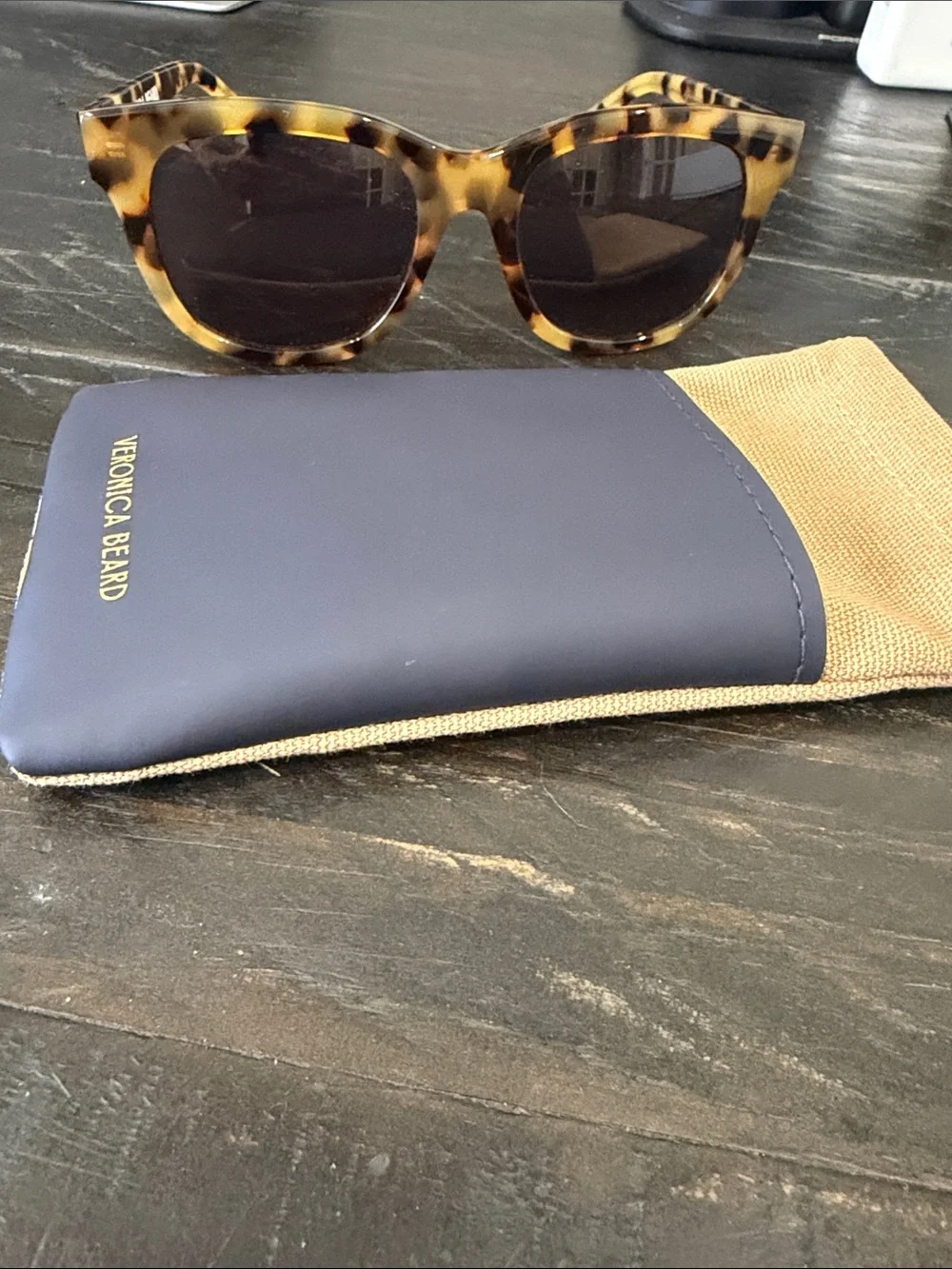 New Veronica Beard Tortoiseshell 'Jane' Sunglasses with black & Tan Case - Picture 7 of 12